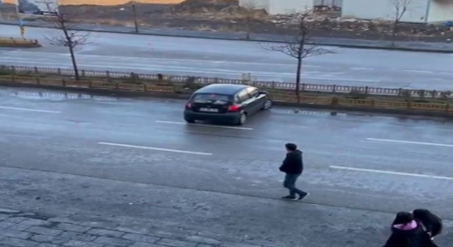 Yakutiye'de  buzlanma trafik kazalarına yol açtı